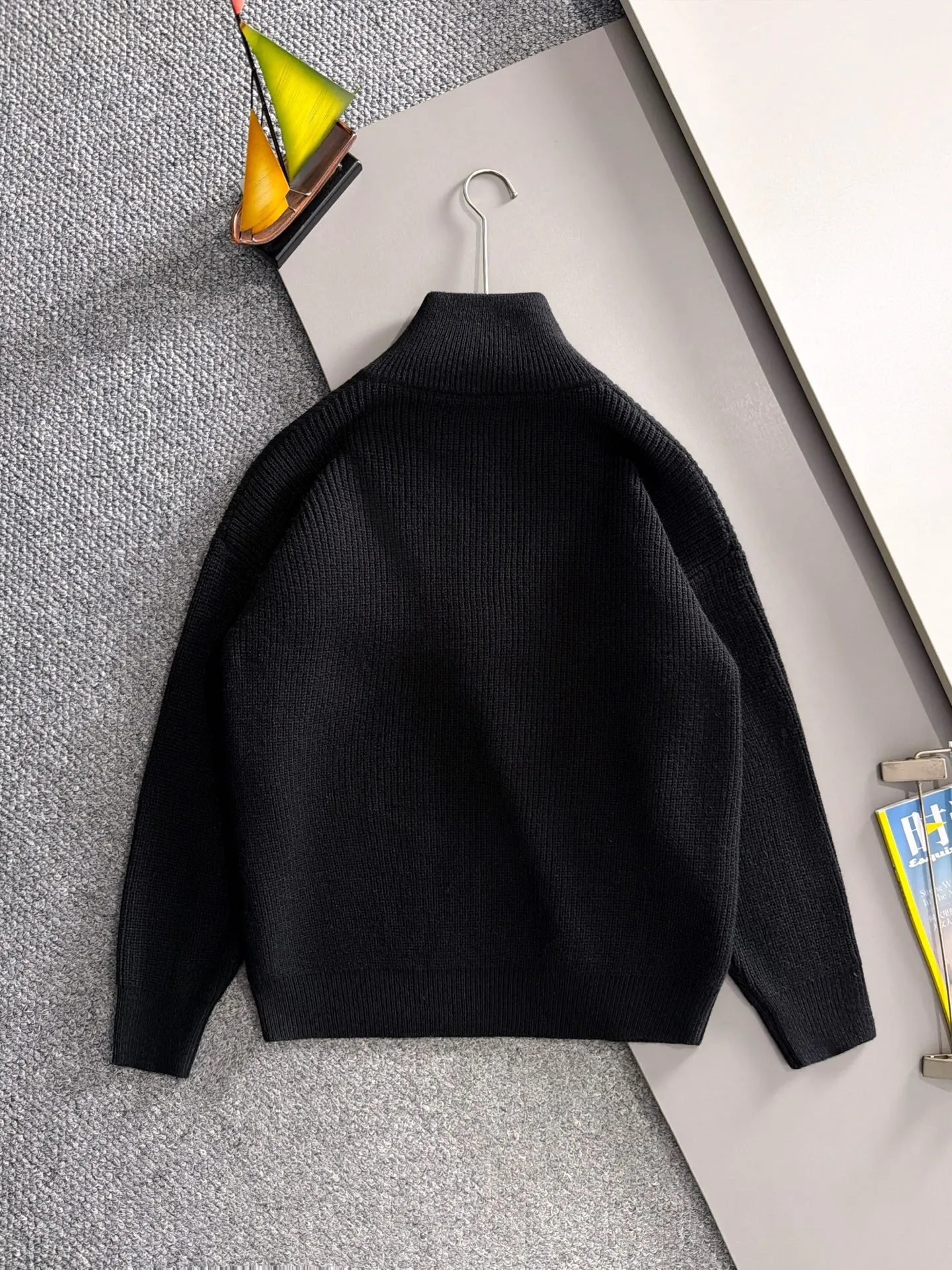 The latest knitted sweater jackets from Balenciaga’s 2026 Autumn and Winter official website are now on sale at the counters for Hot Sale! Specially made of wool blended fabric. It feels comfortable and can be directly in contact with the skin. The logo badge is exquisitely embroidered, which is extremely eye-catching! The details highlight the fashionable charm of big brands. Exquisite workmanship. Three-dimensional cutting style. The wearing effect is invincible and handsome! All three standards are complete! Sizes:M-4XL